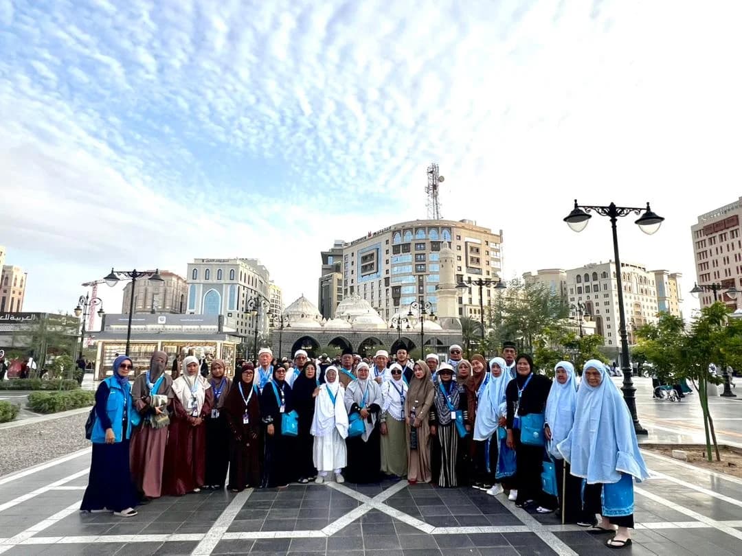 Rombongan jamaah umroh berkumpul bahagia di pelataran Masjidil Haram