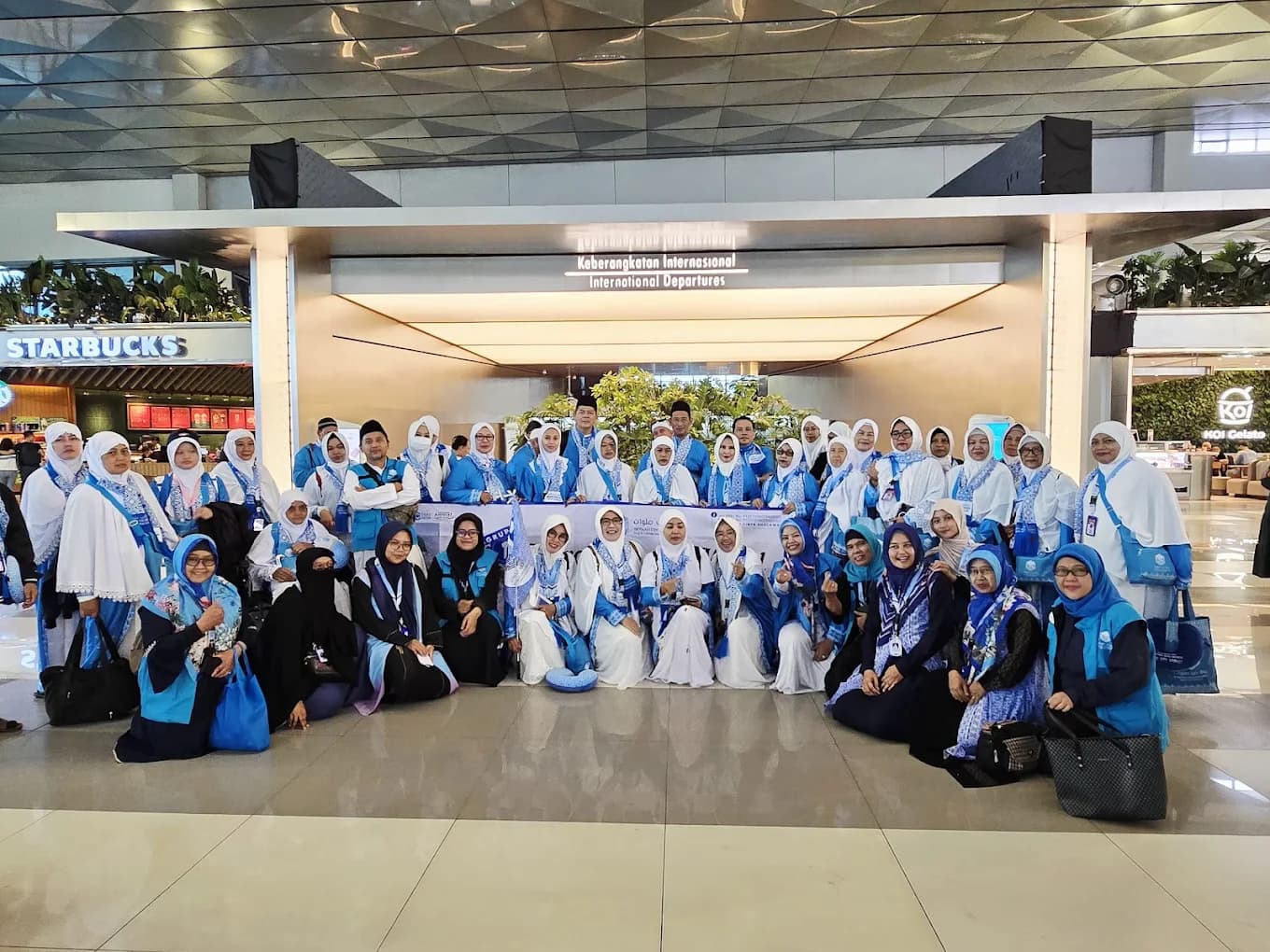 Rombongan jamaah mendengarkan bimbingan manasik dari ustadz pembimbing