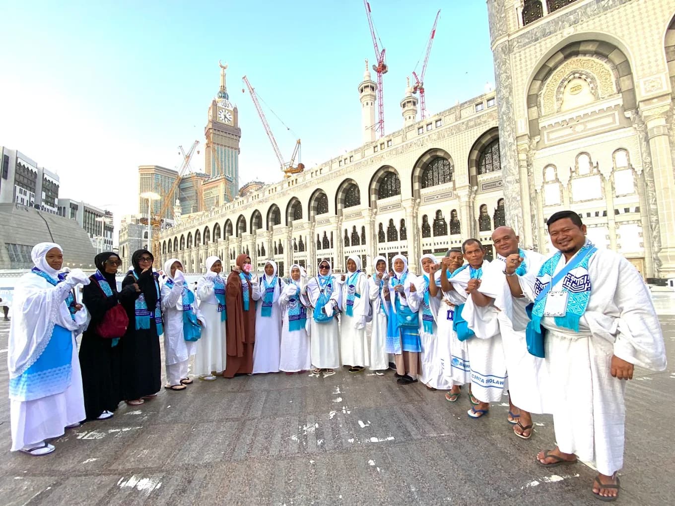 Foto bersama jamaah wanita mengenakan mukena putih bersih di Masjid Nabawi
