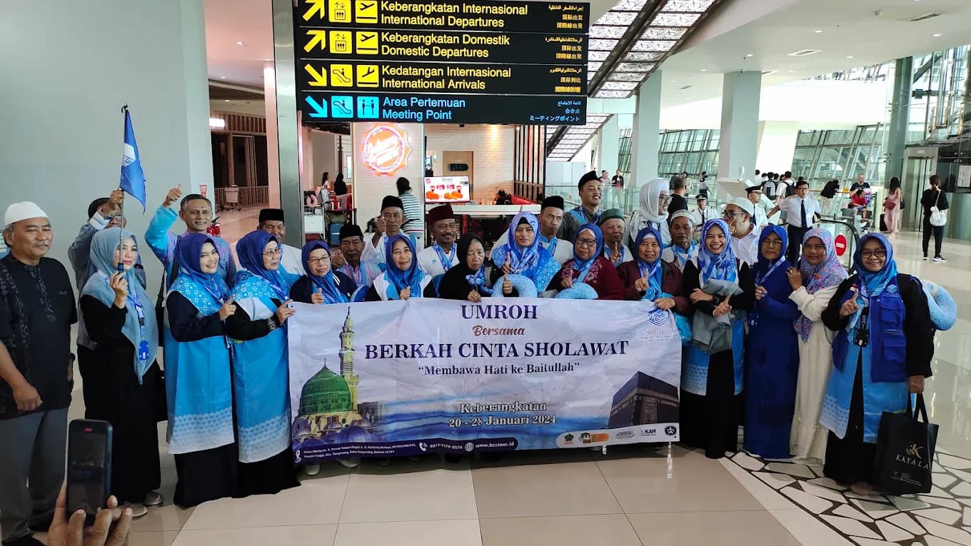 Jamaah umroh indonesia berpose bersama di bawah terik matahari Makkah