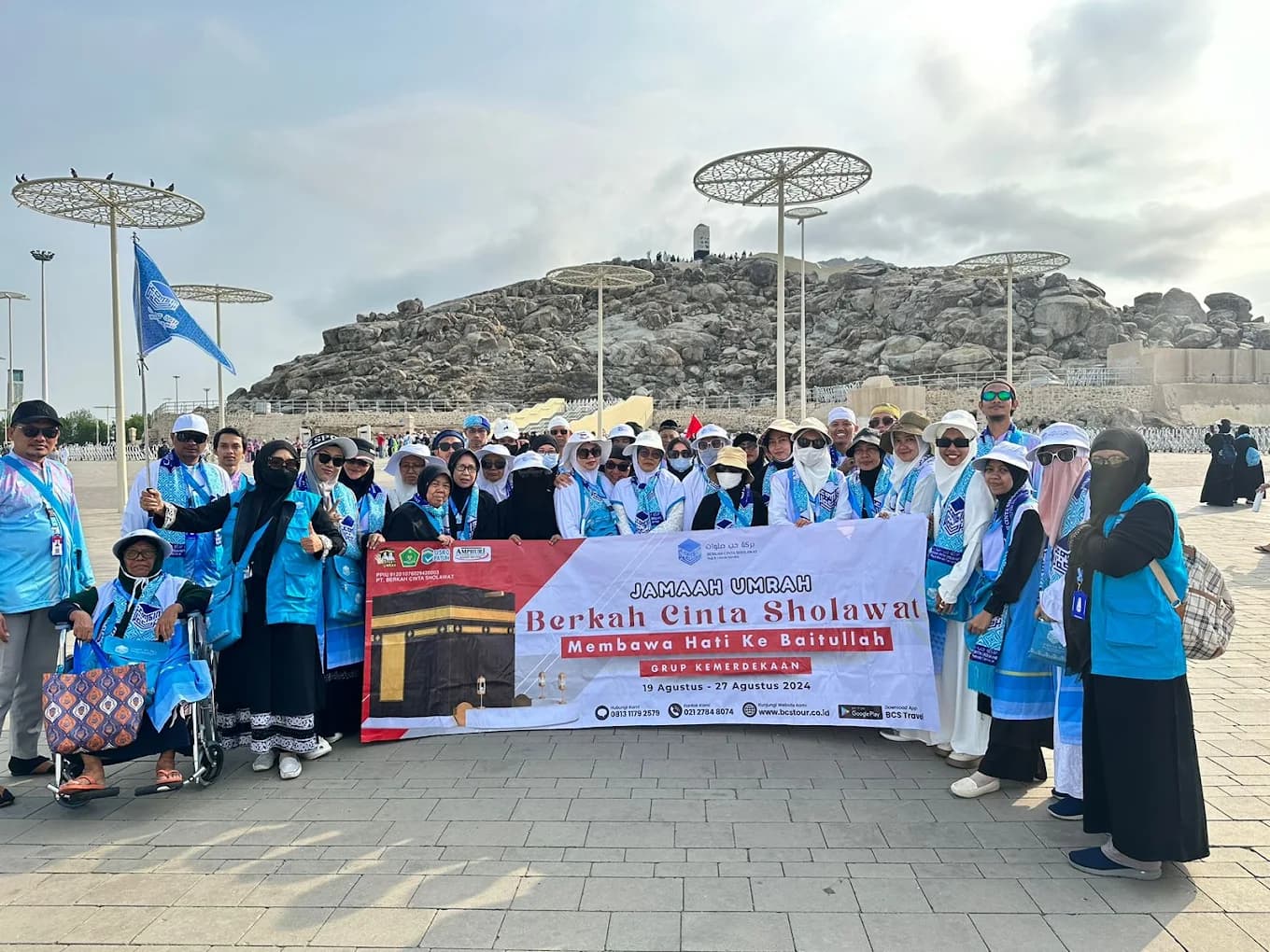 Kebersamaan dan kekompakan rombongan jamaah saat ziarah di kota suci