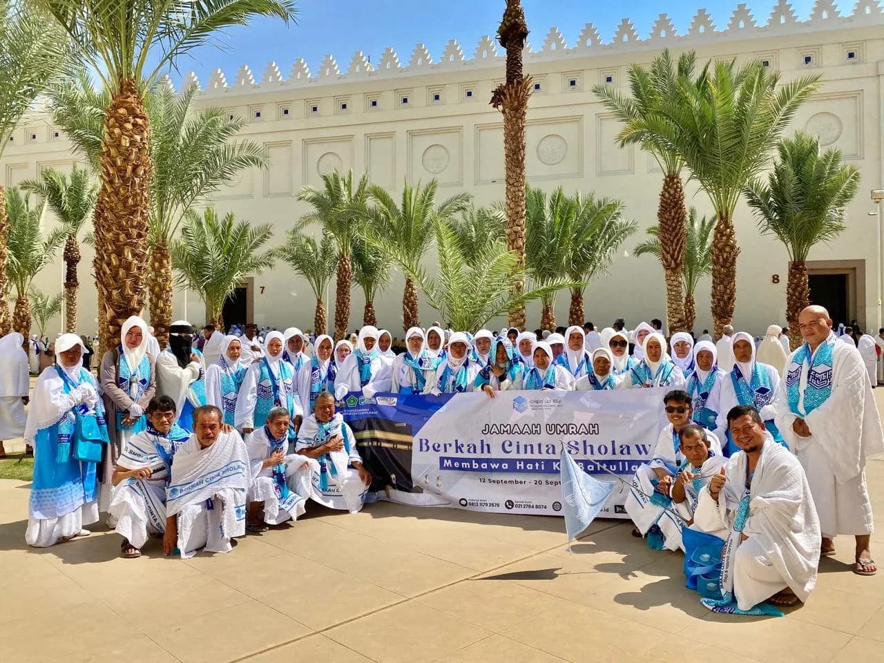 Pelepasan rombongan jamaah umroh di bandara oleh perwakilan travel